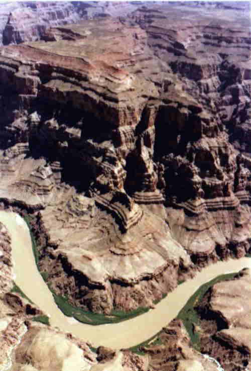 An impressive picture of a deep gorge, from top to bottom. The best picture on this page.