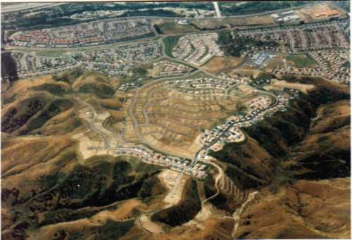 Vue d'un quartier de banlieue en contruction sur une des collinesde LA
